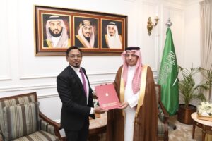 Read more about the article Consul General Justice M.T. Mohamed Laffar Presents Letter of Commission to H.E. Farid bin Saad Al-Shehri, Director General of the Ministry of Foreign Affairs, Makkah al-Mukarramah Branch